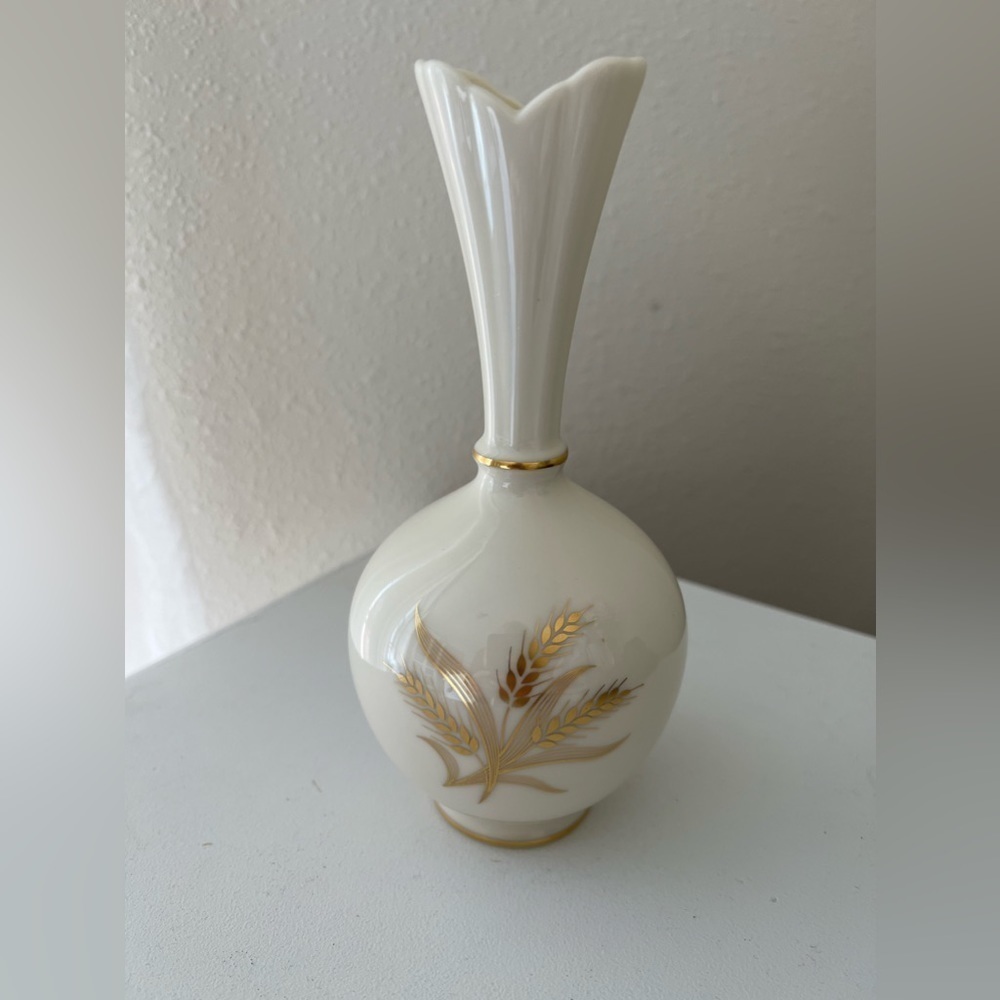 LENOX - 8" Wheat pattern vase - HANDPANITED 24k GOLD - 1970'S BUD.